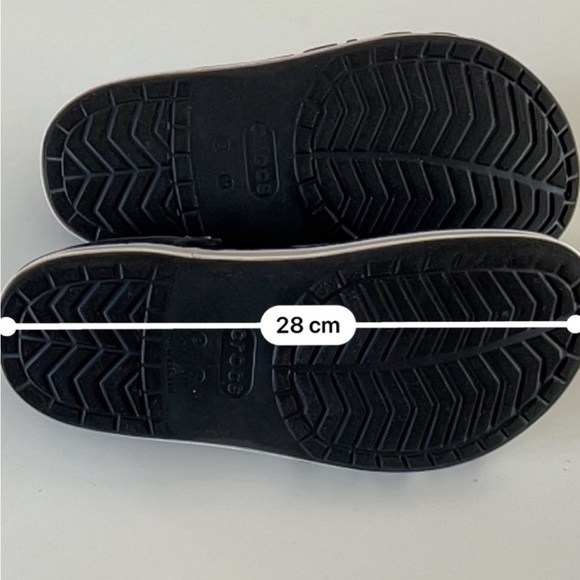 Crocs, Size 9, Excellent Condition. Perfect for casual outings. - Picture 5 of 9